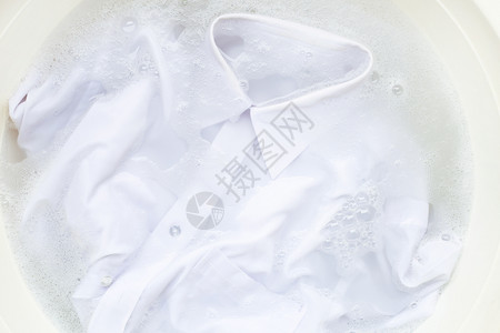 生活脚洗衣服前一抹白衬衫背景