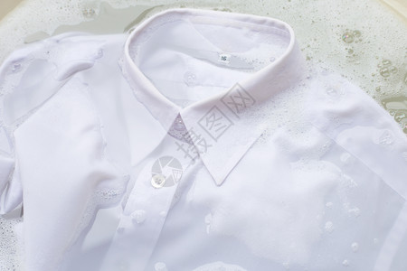 家 脚洗衣服前一抹白衬衫背景