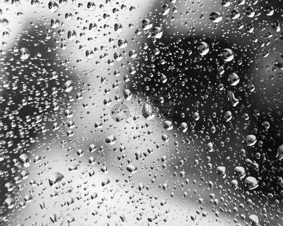 挡风玻璃上的雨滴图片