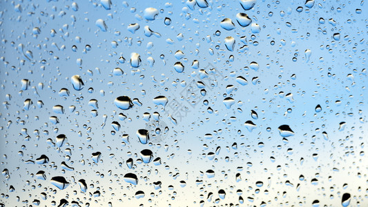 挡风玻璃上的雨滴图片