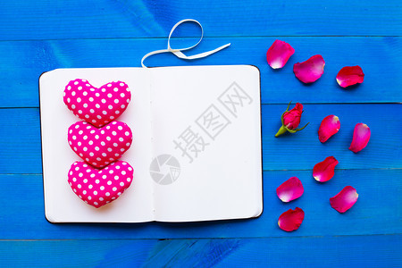 带有玫瑰和情人节的日记笔本蓝木背景上的红心情人节的概念sday图片