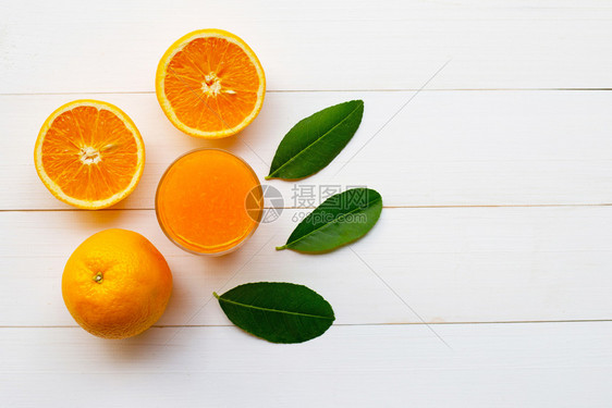 白木本底含叶子和橙汁的新鲜柑橘仁水果图片