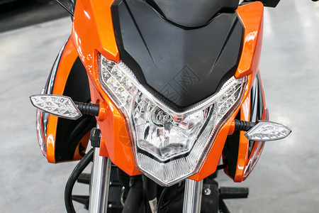 一辆现代新摩托车零件的前灯光图片