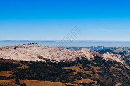 蓝天Brienz转角的山谷风景昆虫威士忌兰图片