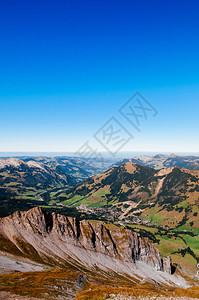 山谷中的哈格勒峰和索伦堡镇从蓝天的布赖泽转角图片