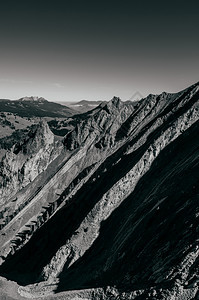 陡峭的岩石悬崖和瑞士阿尔卑斯山的布里恩泽罗索恩山在蓝天日恩特勒布赫瑞士斜坡背景图片