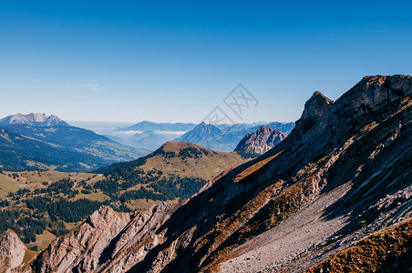 陡峭的岩石悬崖和瑞士阿尔卑斯山的布里恩泽罗索恩山在蓝天日恩特勒布赫瑞士斜坡图片