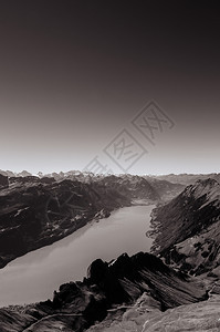 在下午阳光和从Brienz山转角峰的湖布氏光下观测到昆虫瑞士swialp图片