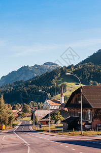 2013年9月日在Marbch镇的Mrbch镇在unesco生物圈保留地在Marbch镇的山教堂木小屋和静的街道上在Swishz图片