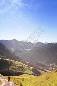 2013年9月日周知号兰苏维采兰schratenfluh山草和游客在明日下Marbcheg山谷徒步旅行在中日光下周知兰中部的In图片