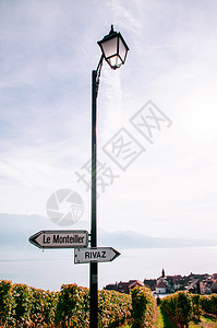 2013年9月5日在Vevy和Montreux附近的Chebrs村有旅游目的地标志和湖泊基因观察的街道灯杆瑞士熔岩街道灯杆图片