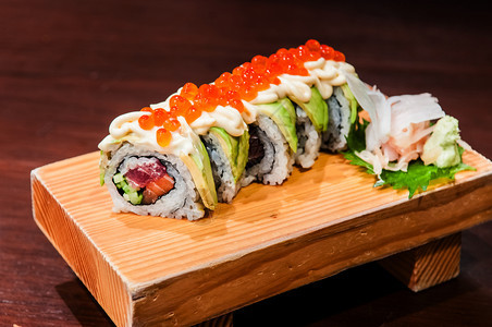金鱼鲑红和鳄木板上的寿司图片
