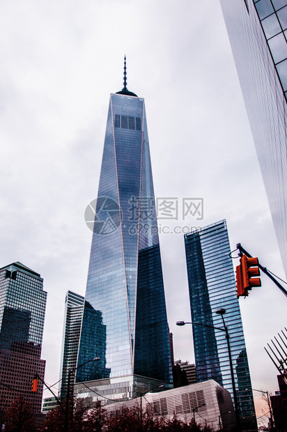 一个世界贸易中心纽约在晴朗的天空日图片