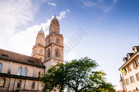 2013年9月日苏黎世瑞士苏黎世旧城阿尔茨施塔特地区的古老建筑这些的大教堂钟楼和游客位于苏黎世古城阿尔茨塔特地区图片