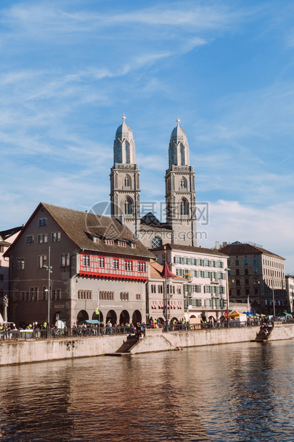 2013年9月日苏黎世瑞士美丽的古老建筑在苏黎世旧城阿尔茨施塔特地区在苏黎世河边的石灰有古老的大教堂和中世纪建筑的古老图片