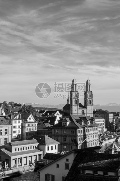 2013年9月日苏黎世瑞士美丽的古老建筑苏黎世旧城阿尔茨施塔特地区的大教堂和中世纪建筑图片