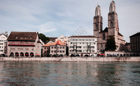 2013年9月8日苏黎世瑞士美丽的古老建筑在苏黎世旧城镇阿尔茨塔特地区在苏黎世河边的石灰有古老大教堂和中世纪建筑的古老图片