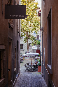 2013年9月8日苏黎世瑞士小巷子和户外咖啡厅桌在苏黎世旧城阿尔茨施塔特地区有美丽的古老建筑图片