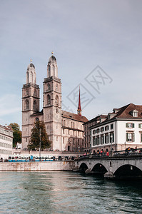 2013年9月8日苏黎世瑞士美丽的古老建筑在苏黎世旧城阿尔茨施塔特地区由古老的大教堂和的建筑在苏黎世古城阿尔茨塔特的山地河上由古图片
