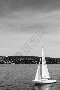 2013年9月日苏黎世瑞士和平的湖岸美丽的白色帆船图片