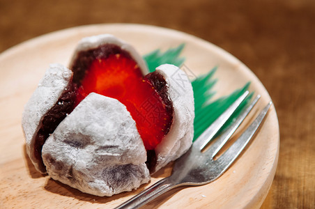 由草莓米饼和红豆制成的草莓莫奇日本甜圈图片