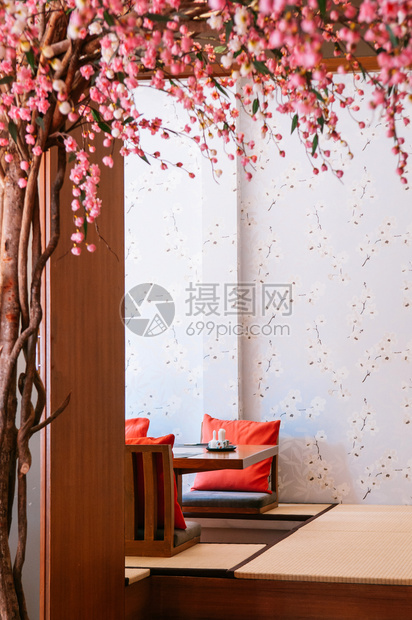 2103Bangkothailnd现代日本餐馆内地人造粉沙木树塔米垫地板和座椅上彩色枕头图片