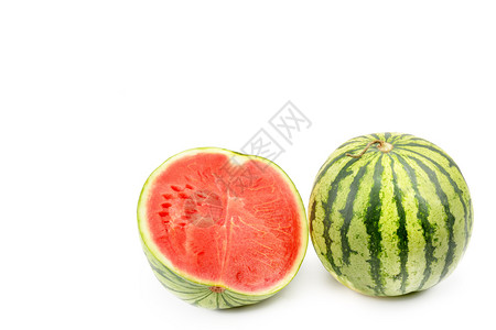 成熟的西瓜和半个在白色背景上隔离的莓子空闲文本间图片