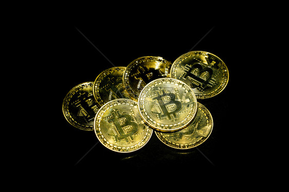 金比特币暗背景的加密货币图片