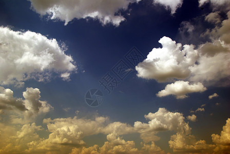 天空中的乌云图片