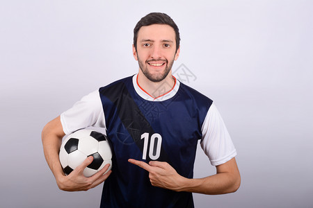 年轻人足球的肖像体育概念图片