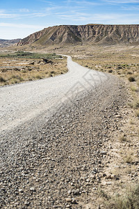 荒野的西路通往地平线美国电影愿景沙漠中的公路背景上岩石山旅行和电影概念图片