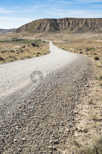荒野的西路通往地平线美国电影愿景沙漠中的公路背景上岩石山旅行和电影概念图片