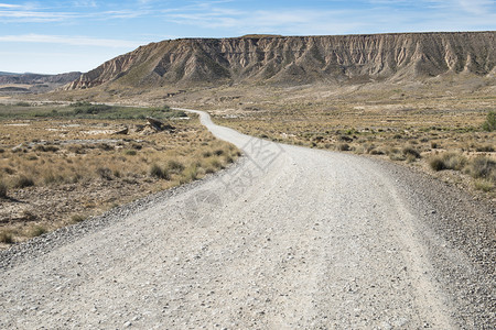 荒野的西路通往地平线美国电影愿景沙漠中的公路背景上岩石山旅行和电影概念背景图片