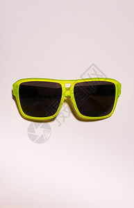 绿色明太阳镜粉面背景夏季时间派对和度假概念墨镜的最小图片