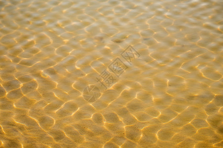 海水中含太阳反射的海水图片