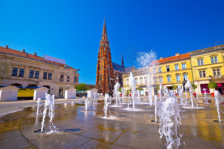 osijek主广场喷泉和大教堂风景croati的斯拉沃尼亚地区图片