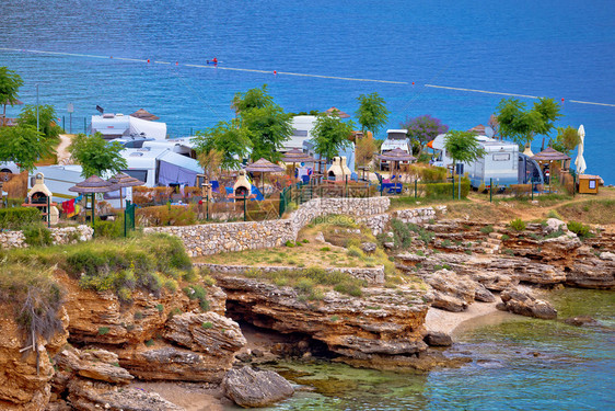 位于croati的Krk岛旅游景点Stanbsk悬崖上海边露营图片