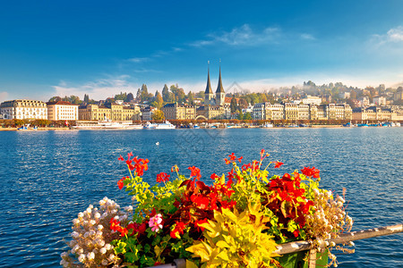 富彩多的湖卢泽伦和城镇水边景色令人惊叹的瑞士风景图片
