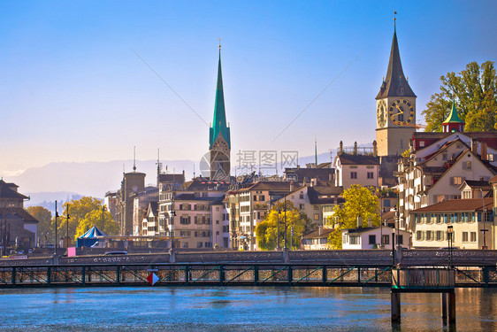 苏黎世边水和塔台风景瑞士最大的城市图片