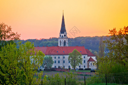 Krizevc日落风景中的希腊天主教堂croati的frgoje地区图片