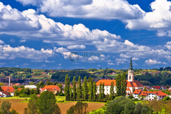 Krizevc大教堂和绿色风景北部croati图片