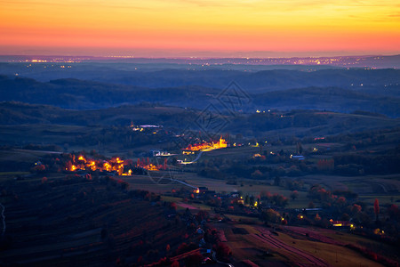 Calnik山下croati的frgoje地区的村庄和风景之夜图片