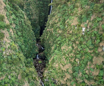 直升飞机外面的大山海滩图片