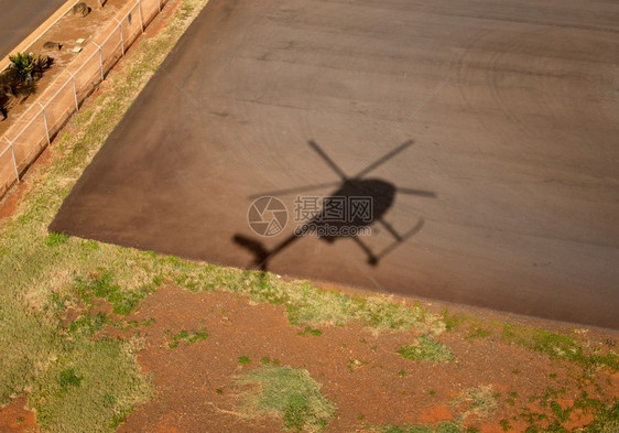 直升机在空中飞行的影子图片
