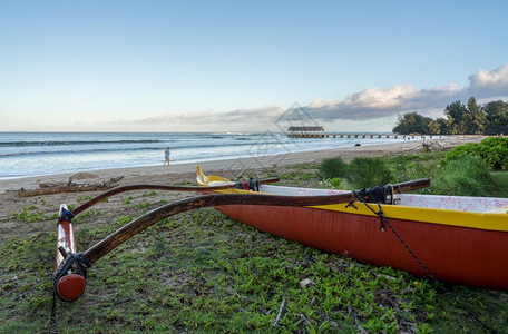 在Kaui的hnlei湾码头旁的海滩上传统哈瓦伊独木舟图片