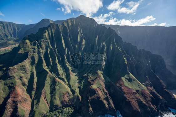 直升飞机前的海岸线和Khawin岛图片