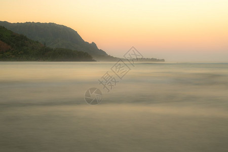 日出时黎明在哈纳雷湾上方在哈纳雷卡瓦伊哈附近背景的纳巴里海岸在卡瓦伊的哈纳莱湾黎明和日出时图片