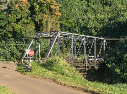 从Kaui的Prntvle到Kaui的Hnlei的公路上著名钢环桥图片