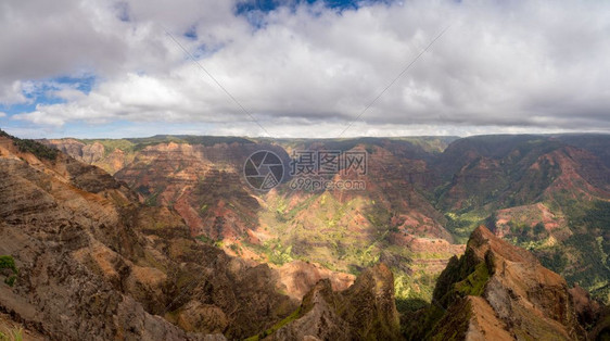 在Kaui花园岛的KuiHwn岛大瓦伊米亚峡谷上有色红岩石图片