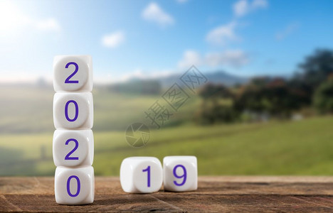 2020年用立方体拼成2019年放在木桌上阳光照射在乡村景观上木桌上的积木背景为阳光景观图片